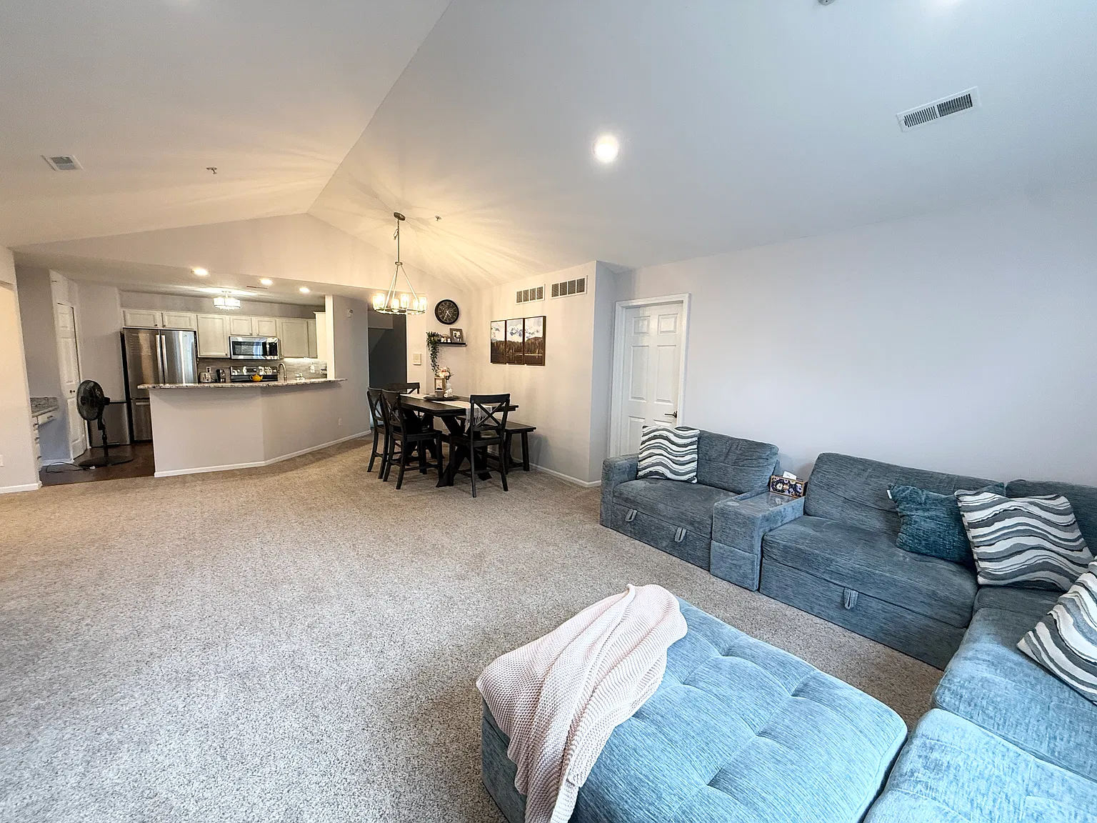 2 bed, 2041 sqft, $2,400 — Photo 3
