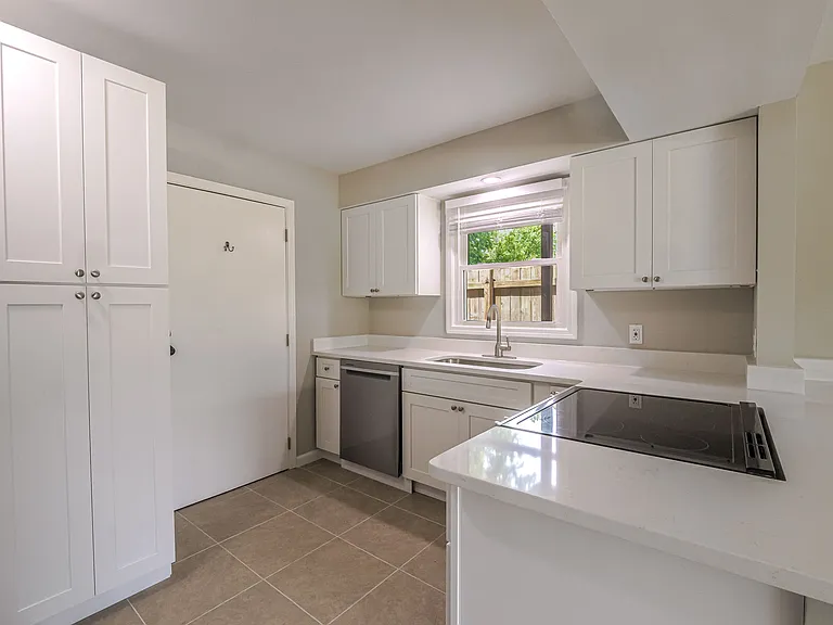 10 Rose Ave #1 — Photo 6