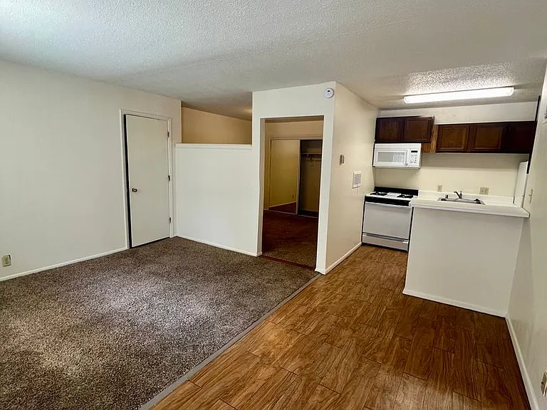 Hilltop House Apartments — Photo 19