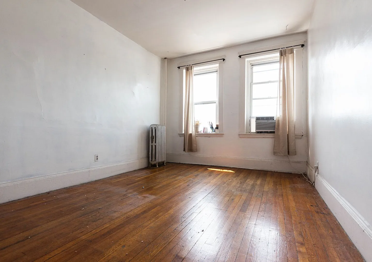 Packard's Corner Area of Allston. Heat and Hot Water Included, Laundry on a Site, Eat-in Kitchen — Photo 2