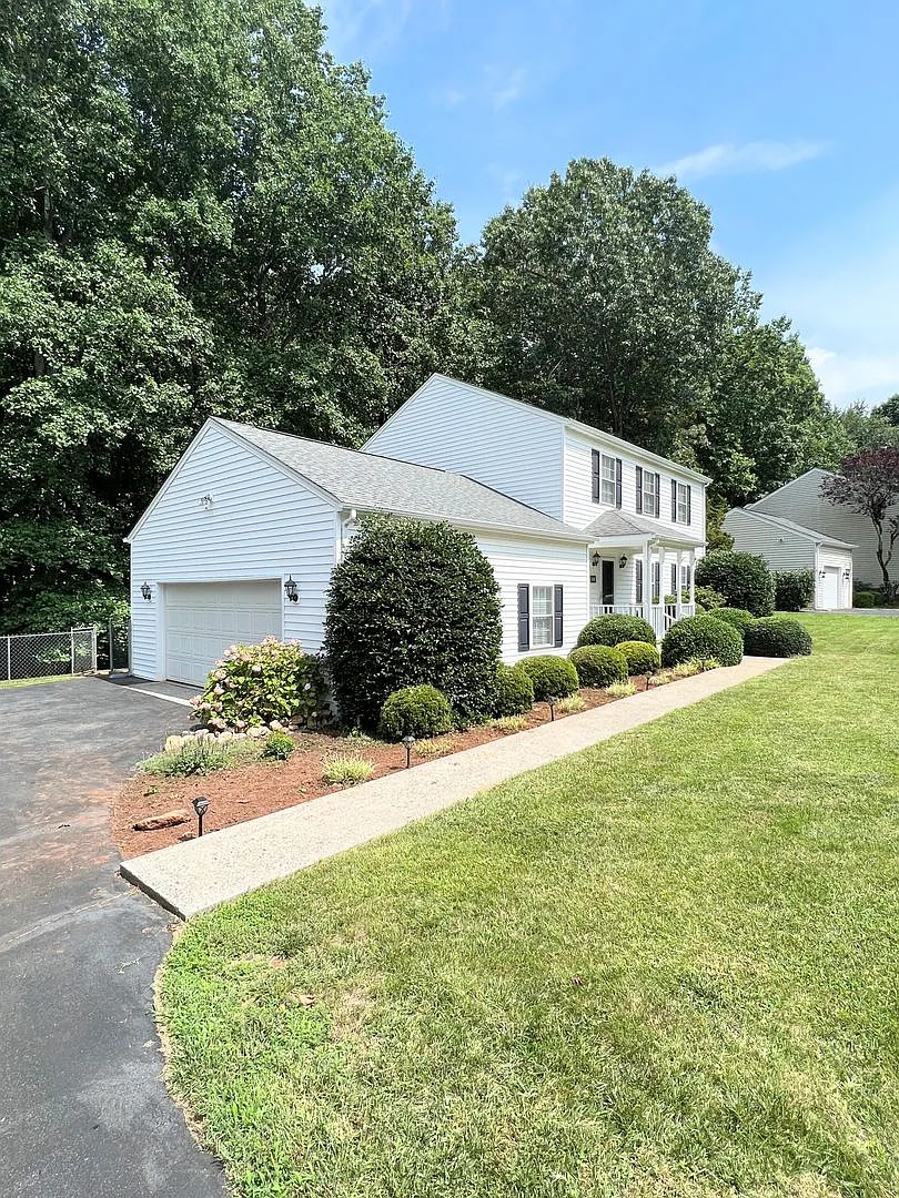 4 Bedroom Home in Lynchburg — Photo 2