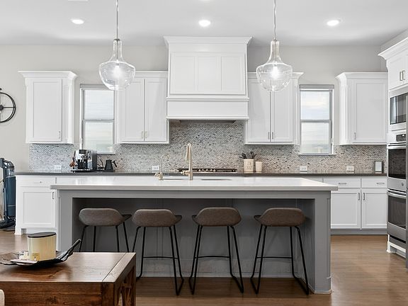 3rd image of 3848 Covedale Blvd