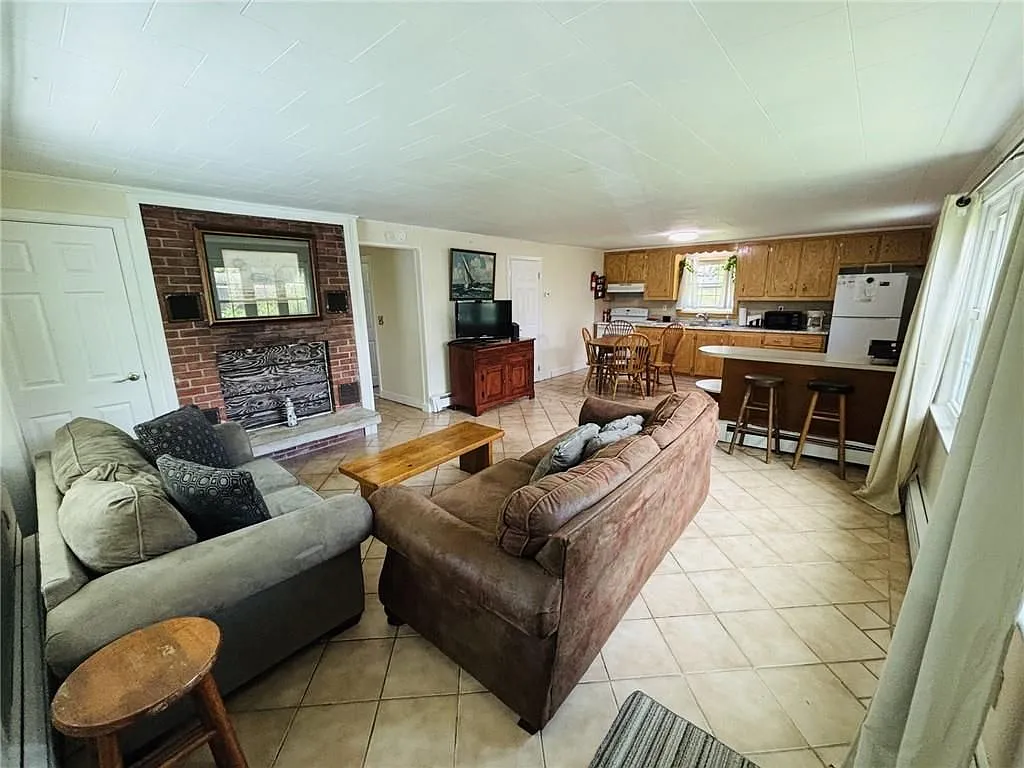 3 bed, 1.0 bath, 1130 sqft, $2,600 — Photo 2