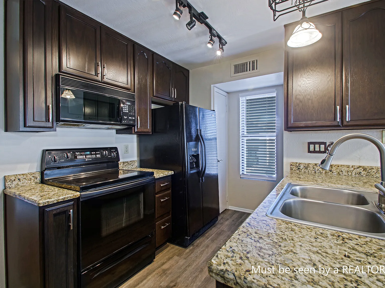2 bed, 981 sqft, $1,695 — Photo 4