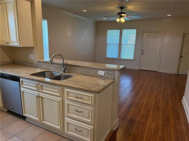 3 bed, 2.5 bath, 1556 sqft, $2,400 — Photo 2