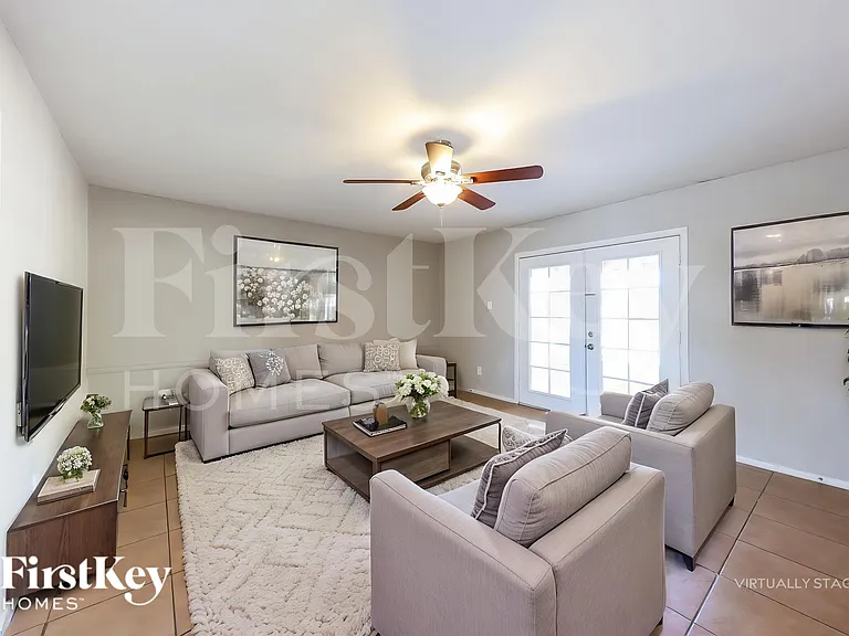 5702 N 19th Dr — Photo 3