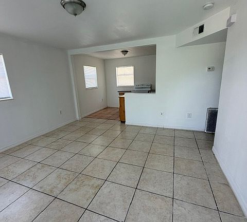 3rd image of 936 Lakeview Dr