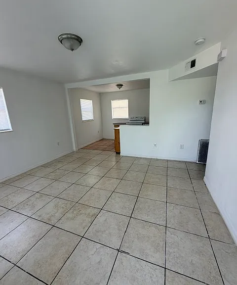 936 Lakeview Dr — Photo 3