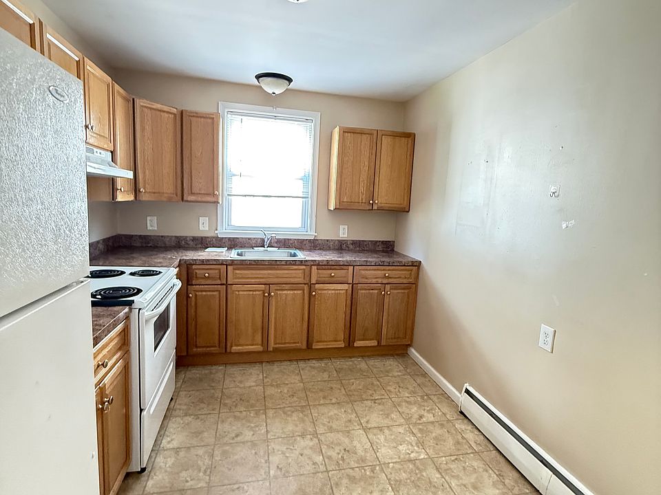 Eat in kitchen -11' x 9'