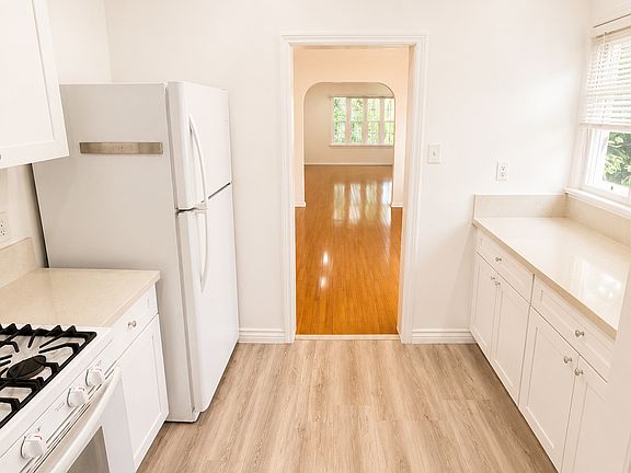 4th image of 625 S Detroit St APT 3
