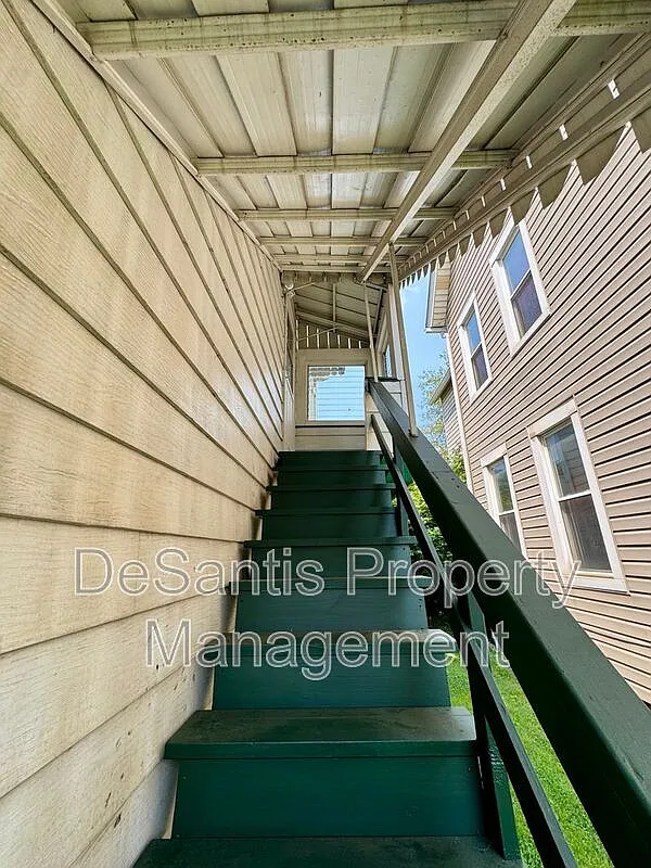 5 bed, 1.0 bath, 1200 sqft, $1,100 — Photo 4