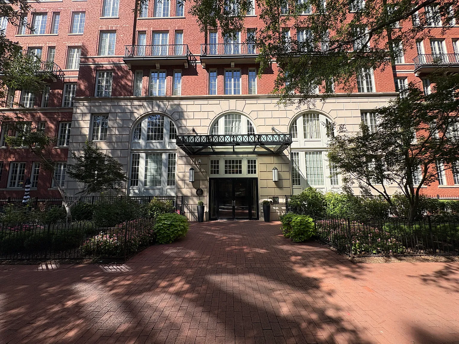 2 bed, 818 sqft, $3,200 — Photo 2