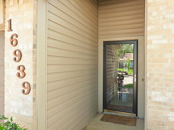 THIS HOME OFFERS A COVERED ENTRY WAY AND BEAUTIFUL DOOR!