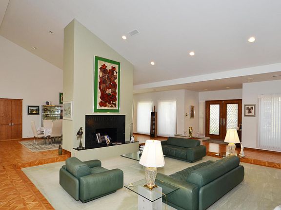 2nd image of 7243 Versailles Dr