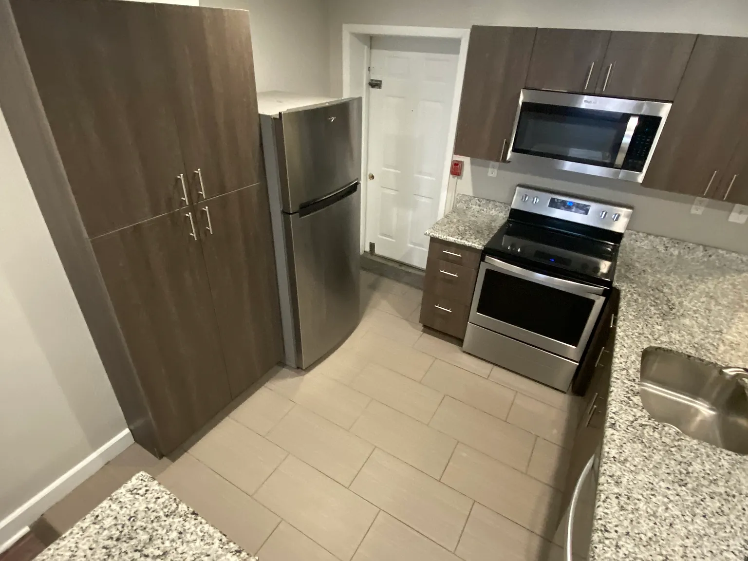 7 bed, 2266 sqft, $6,825 — Photo 2
