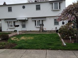 32 Cliff Ln, Levittown, NY 11756