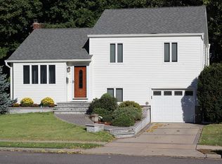 67 Briarwood Ln, Plainview, NY 11803