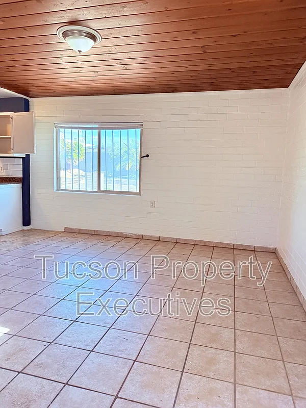 232 W Flores St — Photo 2