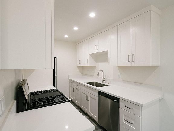 2nd image of 2060 S Hobart Blvd #103