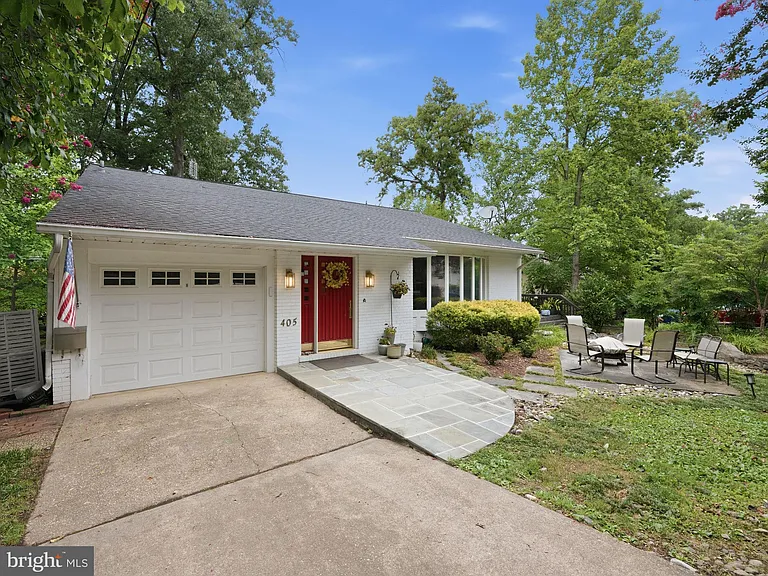 405 Underhill Pl — Photo 2