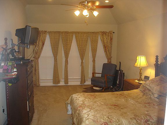 4th image of 330 Madewood Dr