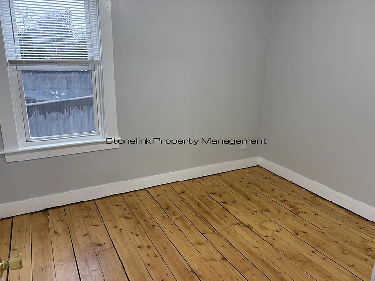 315 E School St — Photo 8