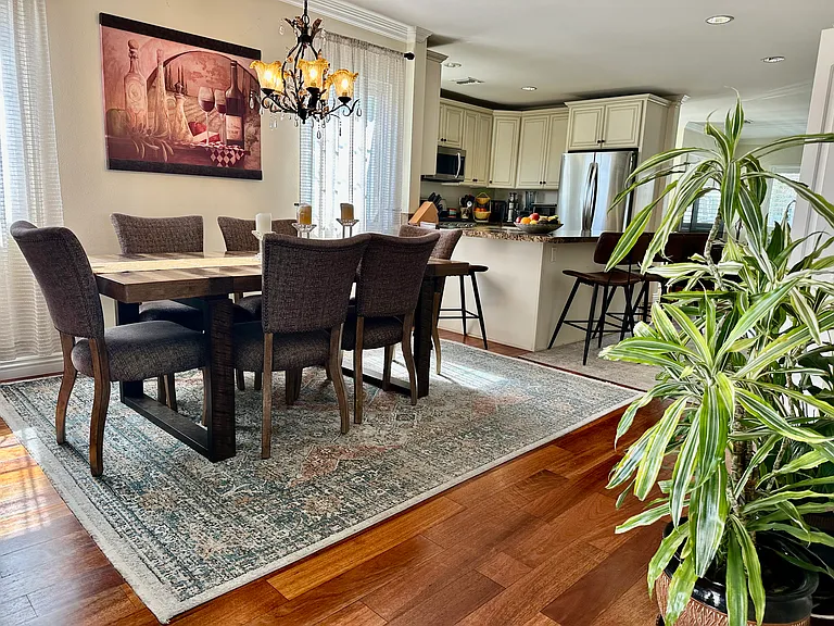 2048 N Screenland Dr — Photo 12