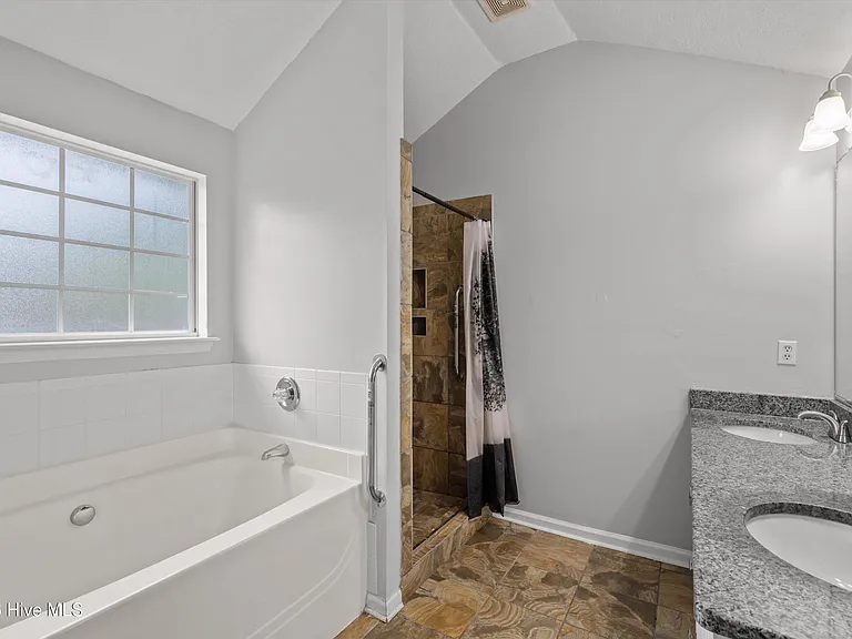 546 Jackson St — Photo 30