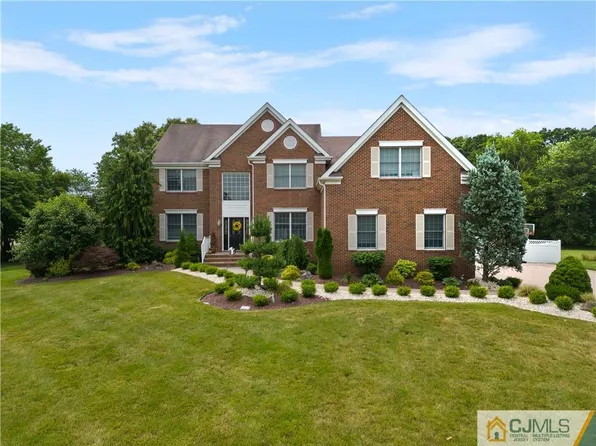 2 Garden Terrace Ct, Monroe, NJ 08831