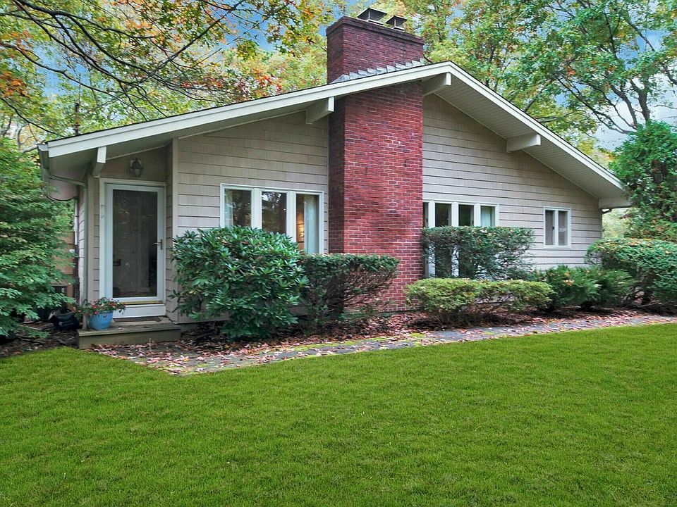 1st image of 8 Birchwood Ln