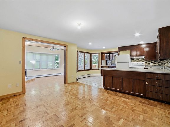 5th image of 132 Charlton Rd