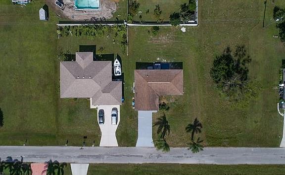 4th image of 833 NE 9th Ter