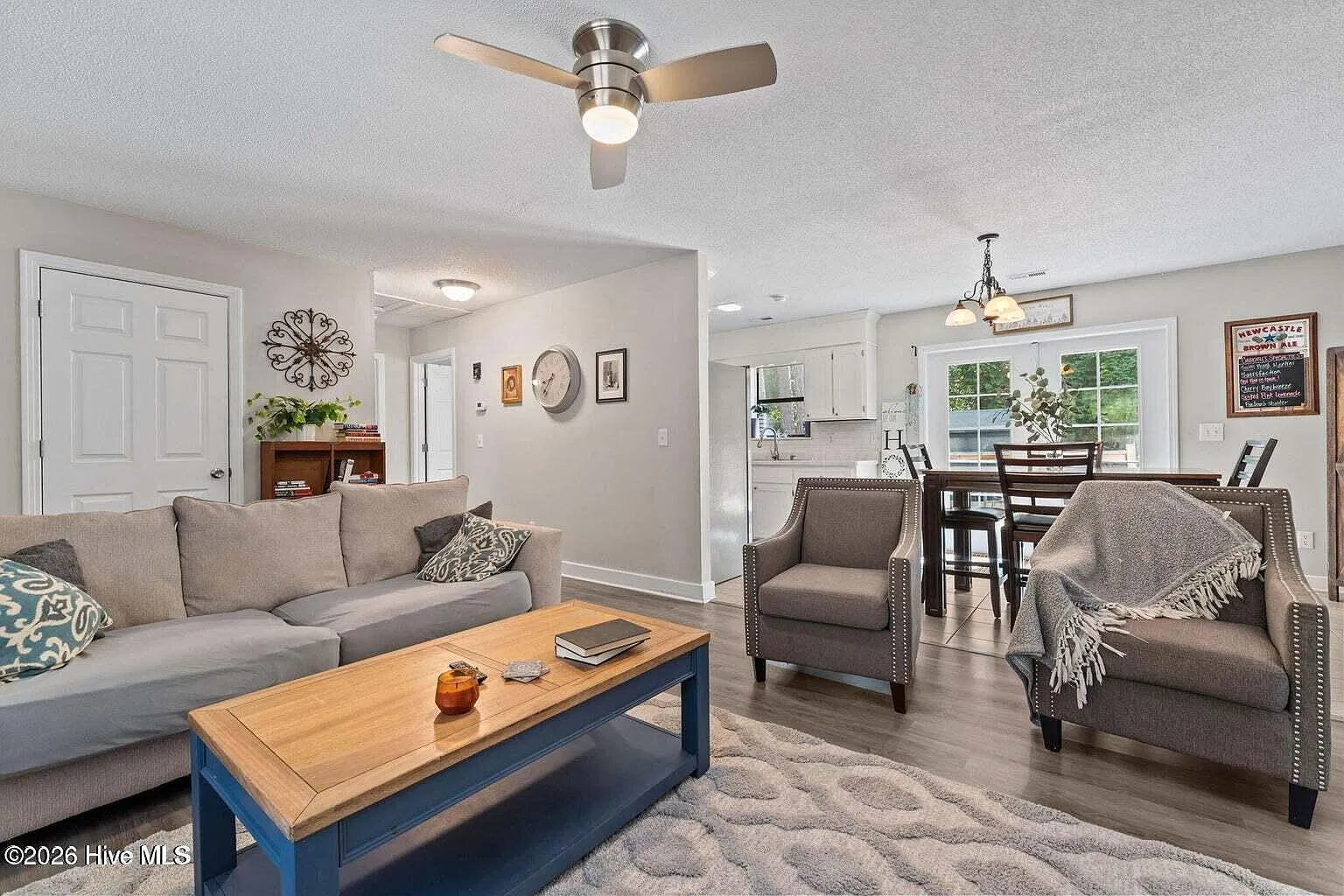 3 bed, 2.0 bath, 1158 sqft, $2,000 — Photo 4