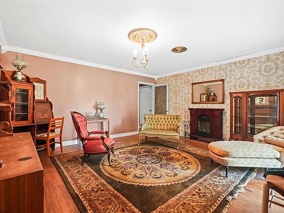 5th image of 1809 N Roberson St