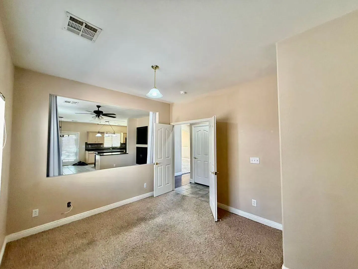 4 Bedrooms 3 Full Bathrooms Beautifully maintained home — Photo 4