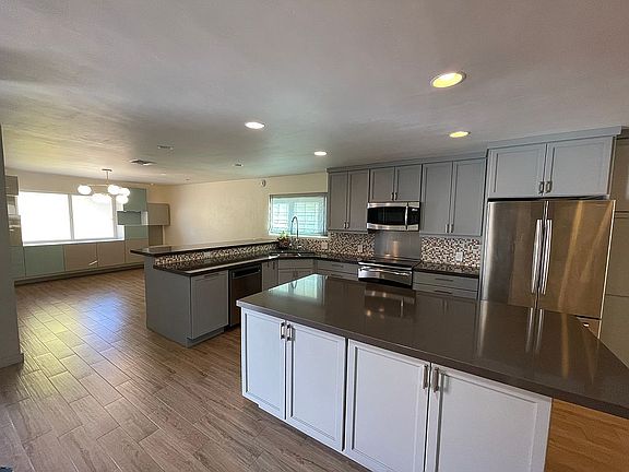 Open kitchen & dining area