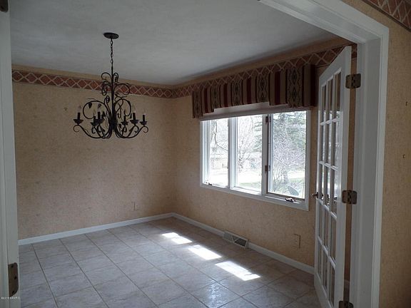 5th image of 702 Cypress St