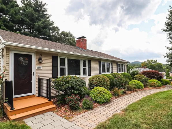 1059 Overlook Dr, Palmer, MA 01069