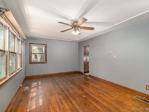 3rd image of 711 Oakwood Dr