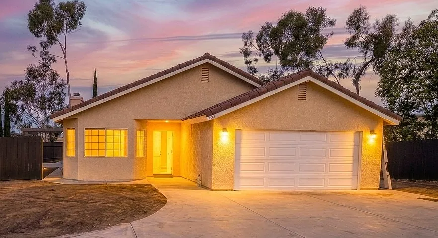 Hildale Cir, Vista — Photo 1