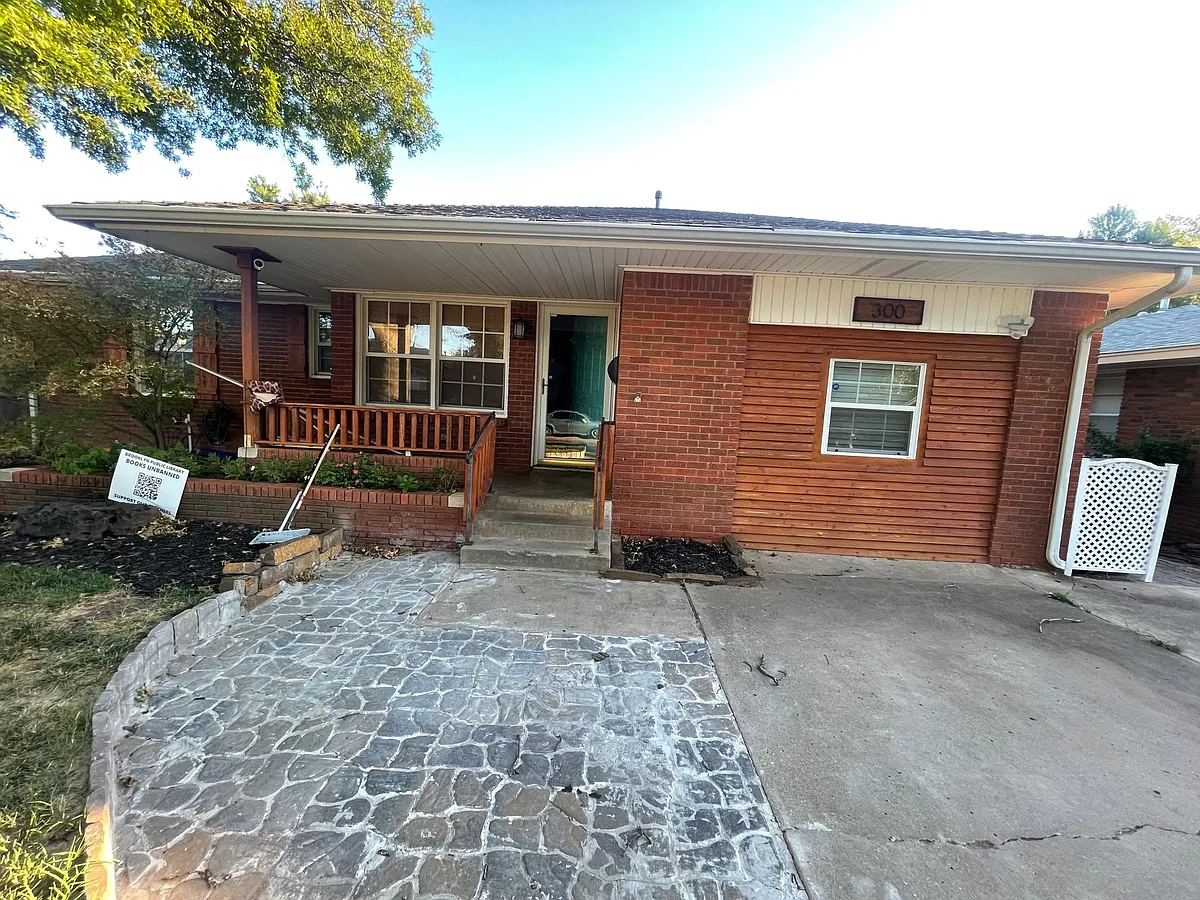 Building Photo - 300 W Kerr Dr