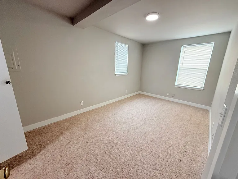 Farrah Apartments: 1 & 2 Bedroom Renovated Units — Photo 30
