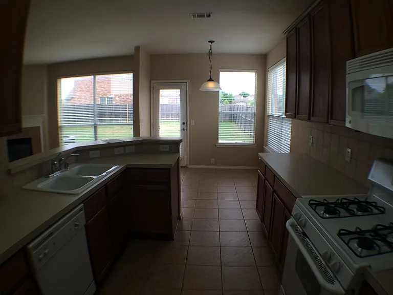 2509 Nueces Cv — Photo 4