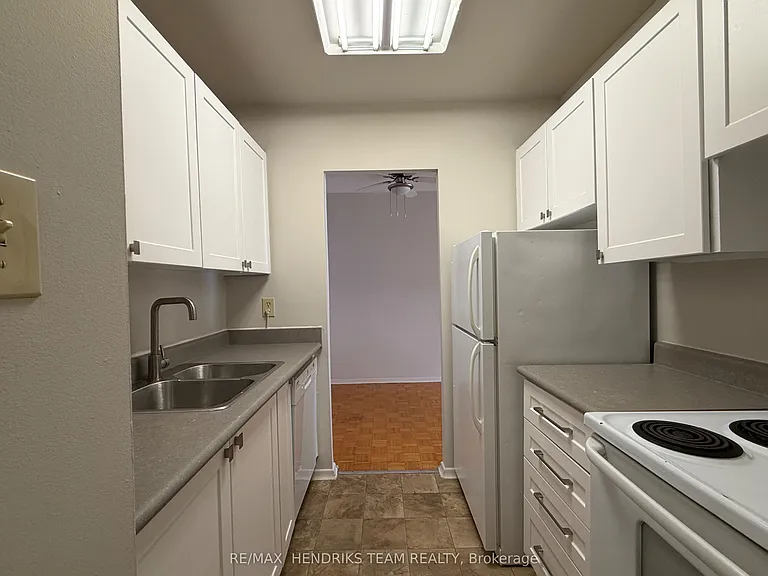 49 Leaside Dr #303 — Photo 2