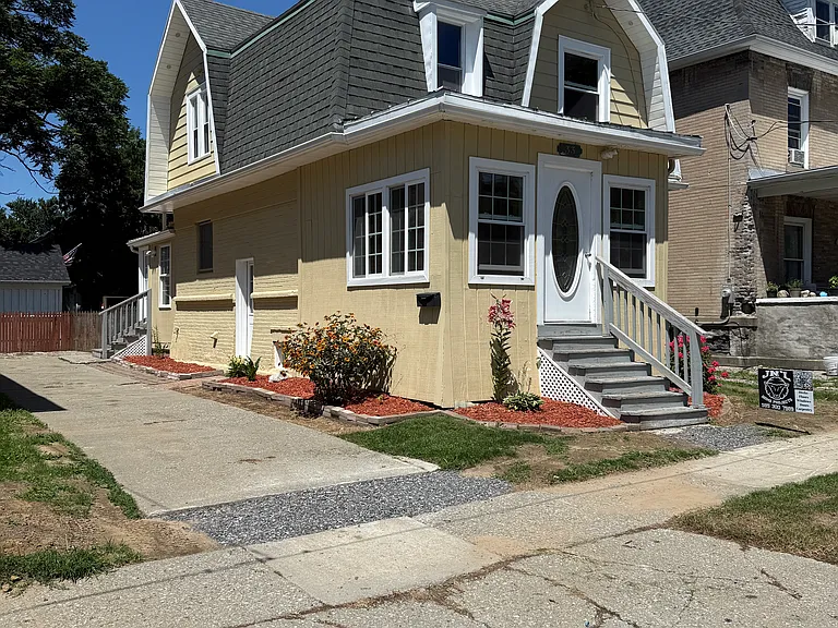 33 Holland Ave — Photo 2