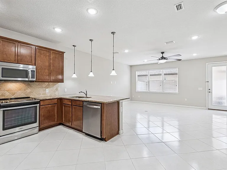 7260 Duxbury Ln — Photo 3