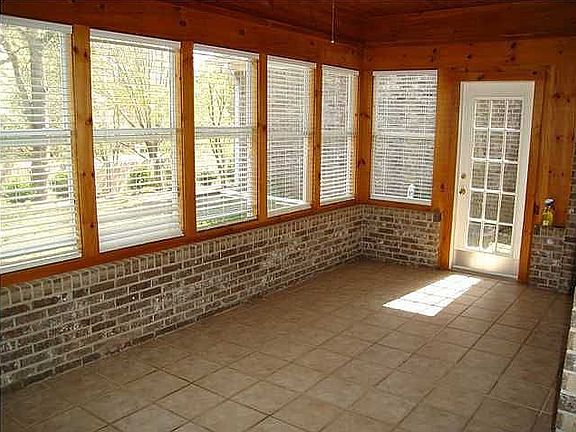 2nd image of 305 Oak Hollow Dr