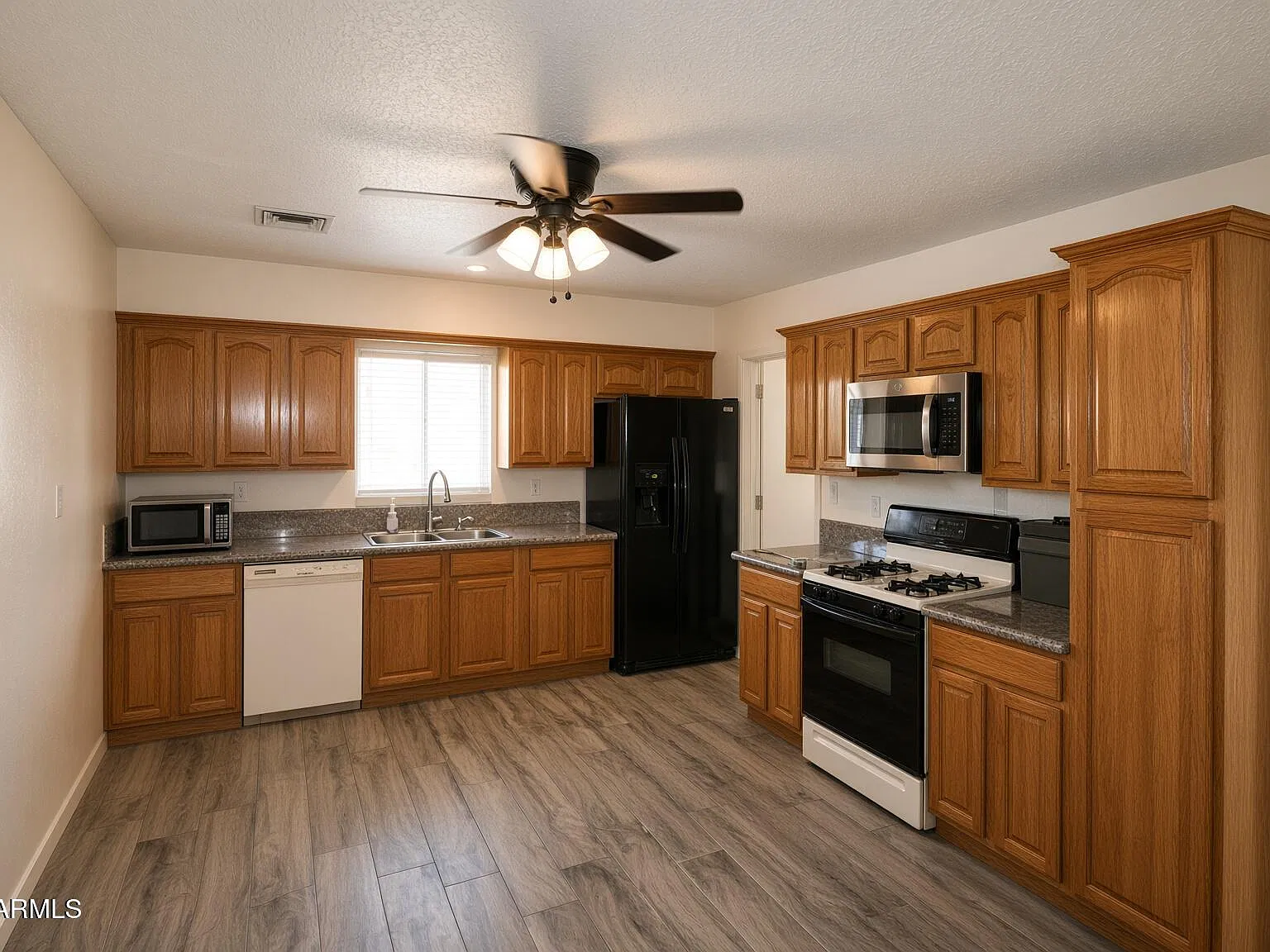 3 bed, 1.0 bath, 1724 sqft, $2,100 — Photo 2