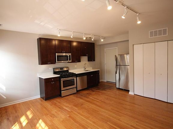 3rd image of 3110 W Sunnyside Ave APT 1F