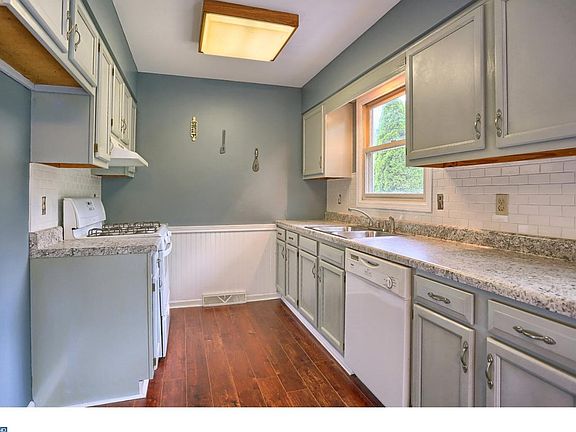 3rd image of 213 Hickory Dr